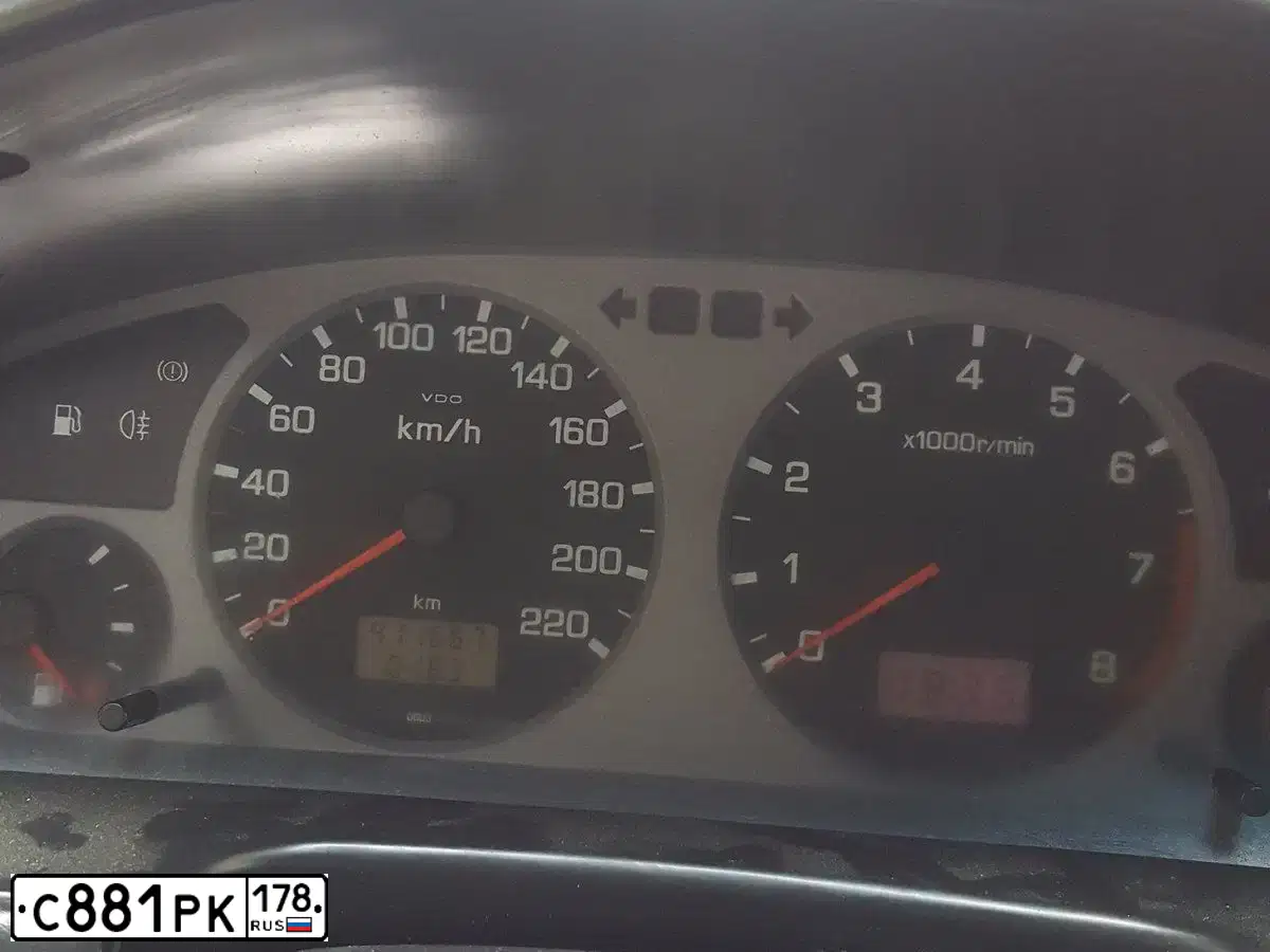 Фото автомобиля NISSAN PRIMERA, 1997 — госномер С881РК178. Цвет: Темно-зеленый