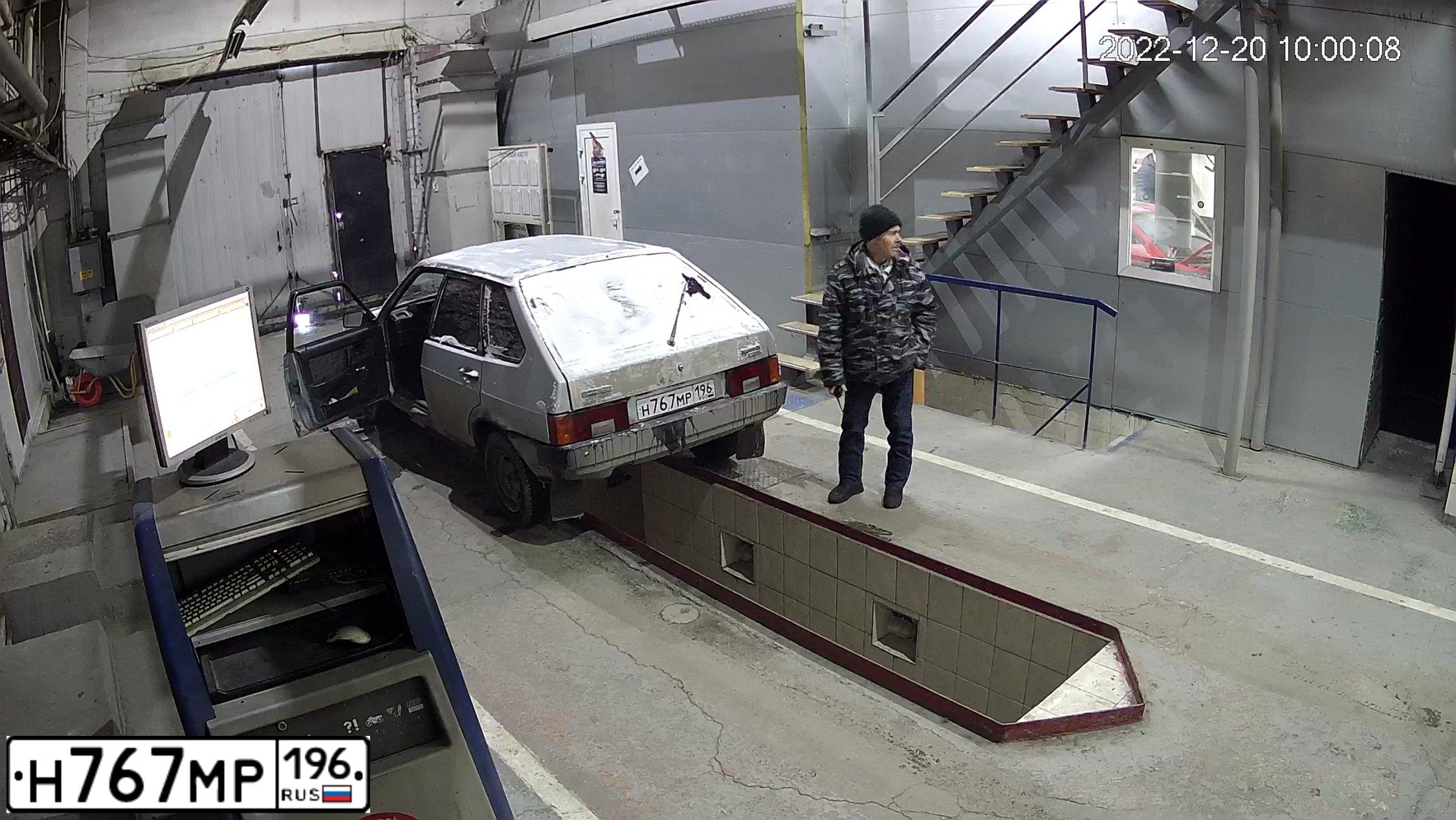 Фото автомобиля LADA 2109 SAMARA, 2002 — госномер О095НР196. Цвет: СЕРЫЙ