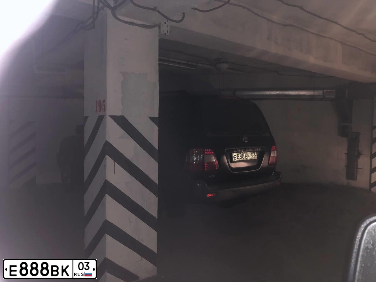 Фото автомобиля TOYOTA LANDCRUISER, 2006 — госномер Е888ВК03. Цвет: ЧЕРНЫЙ