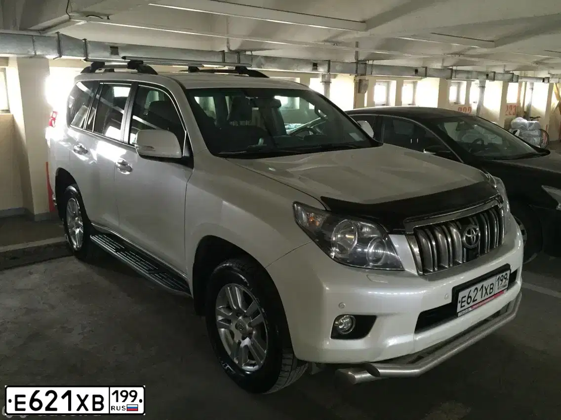 Фото автомобиля TOYOTA LANDCRUISER, 2010 — госномер Е621ХВ199. Цвет: Белый