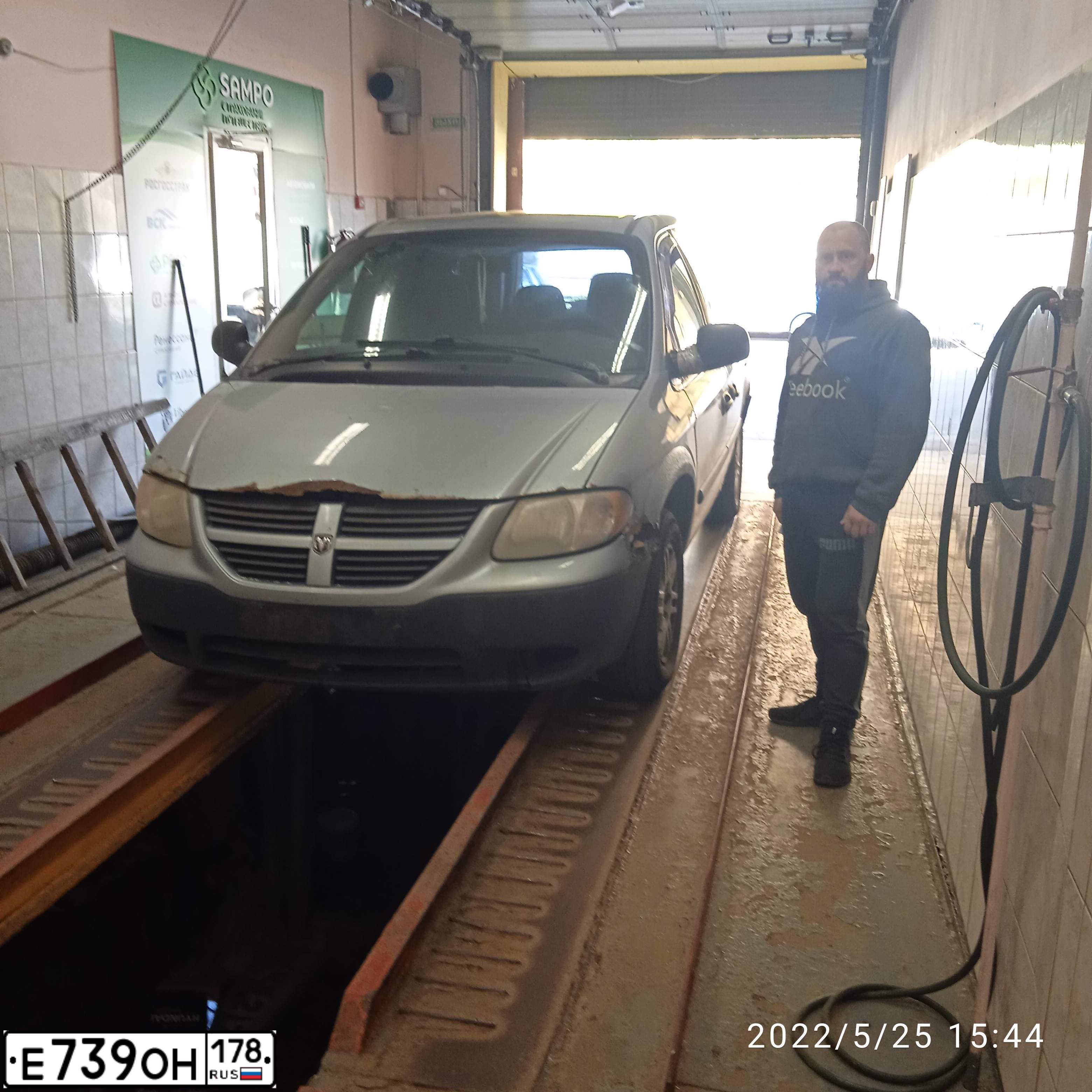Фото автомобиля DODGE CARAVAN, 2004 — госномер Е670НЕ51. Цвет: синий