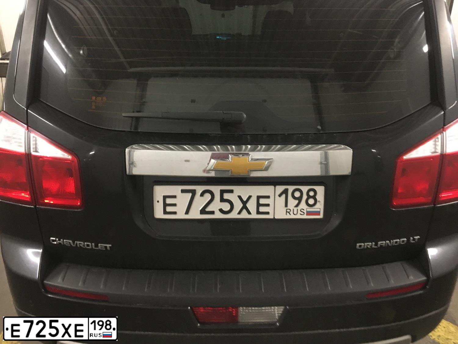 Фото автомобиля CHEVROLET ORLANDO, 2012 — госномер Е725ХЕ198. Цвет: ЧЕРНЫЙ