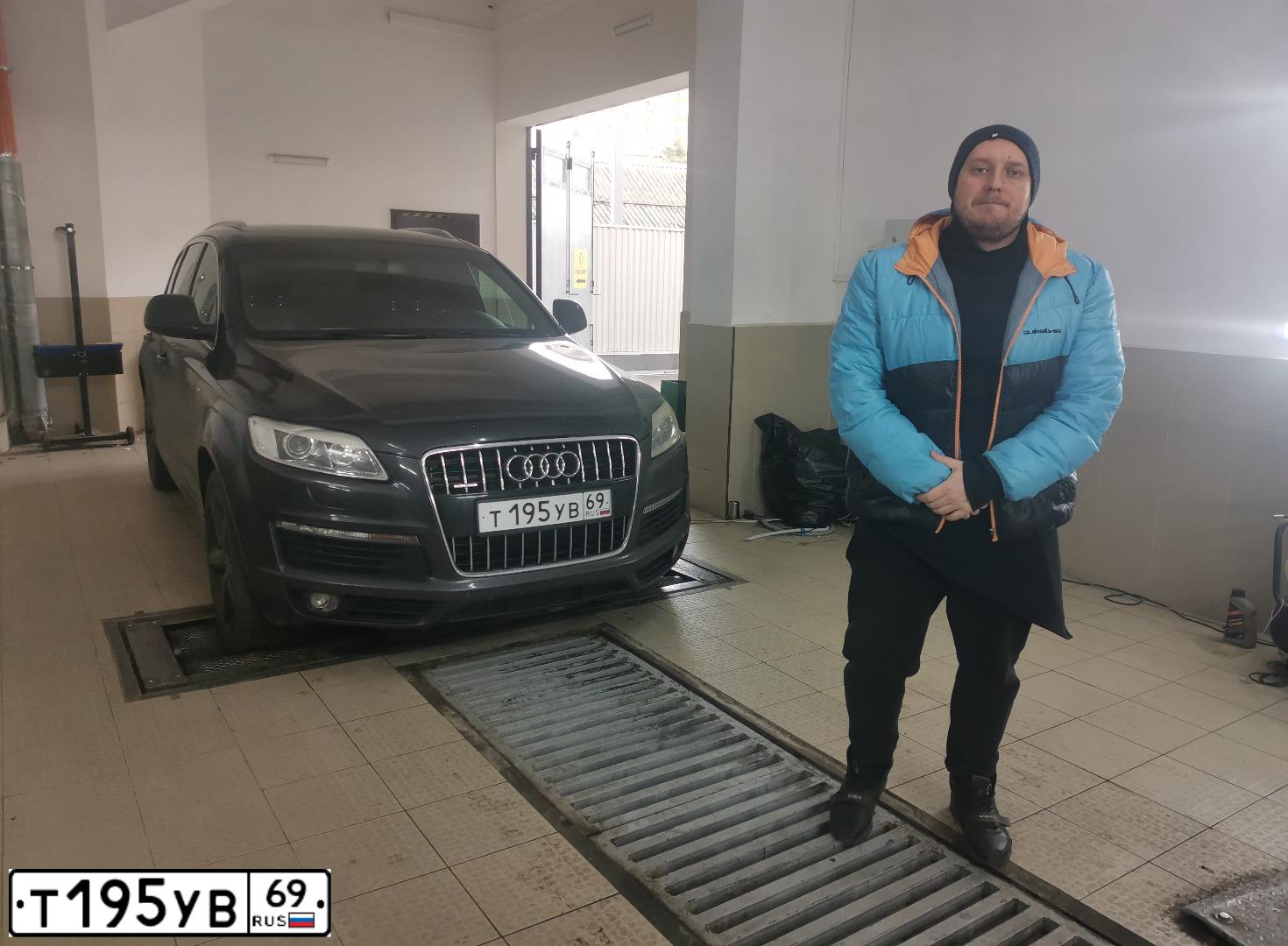 Фото автомобиля AUDI Q7, 2007 — госномер М371ВВ181. Цвет: Темно-синий