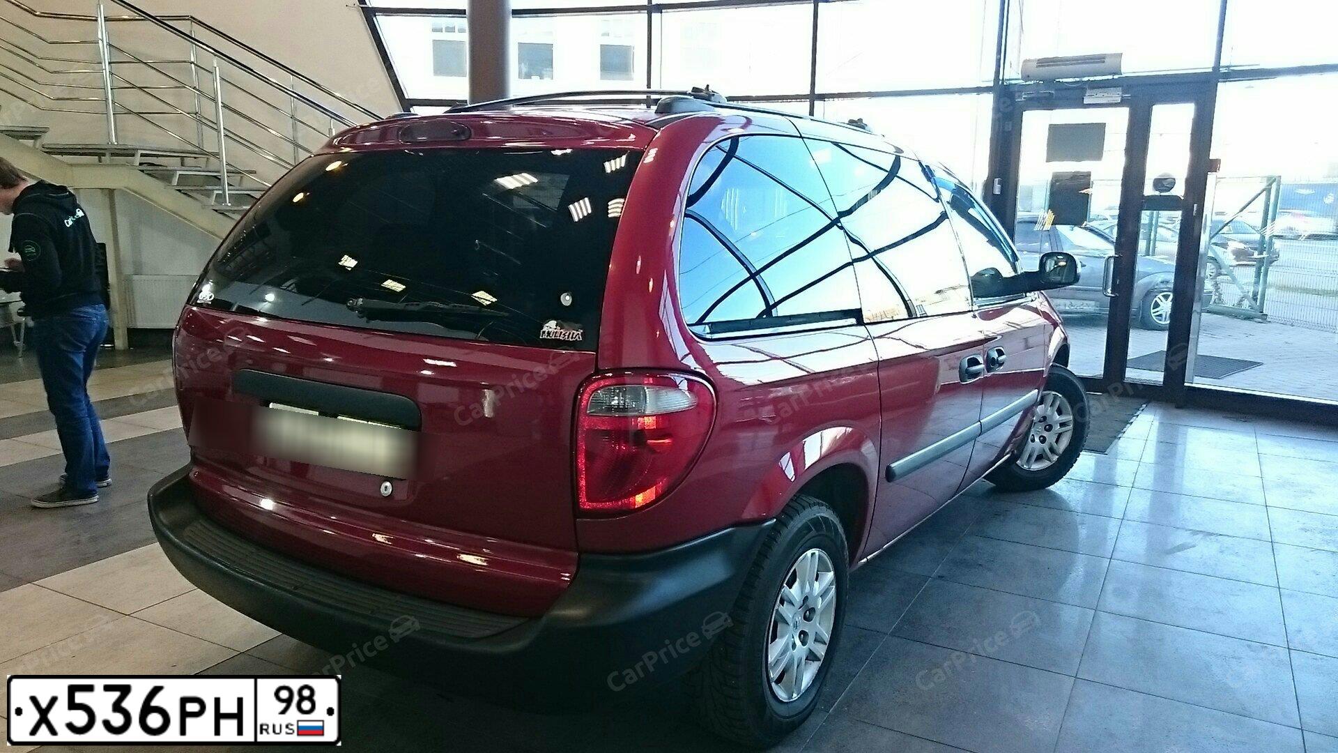 Фото автомобиля DODGE GRAND CARAVAN, 2005 — госномер Е700ВВ198. Цвет: Красный