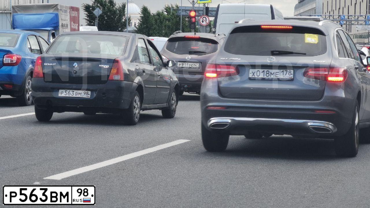 Фото автомобиля RENAULT LOGAN, 2007 — госномер Р563ВМ98. Цвет: ТЕМНО-СЕРЫЙ