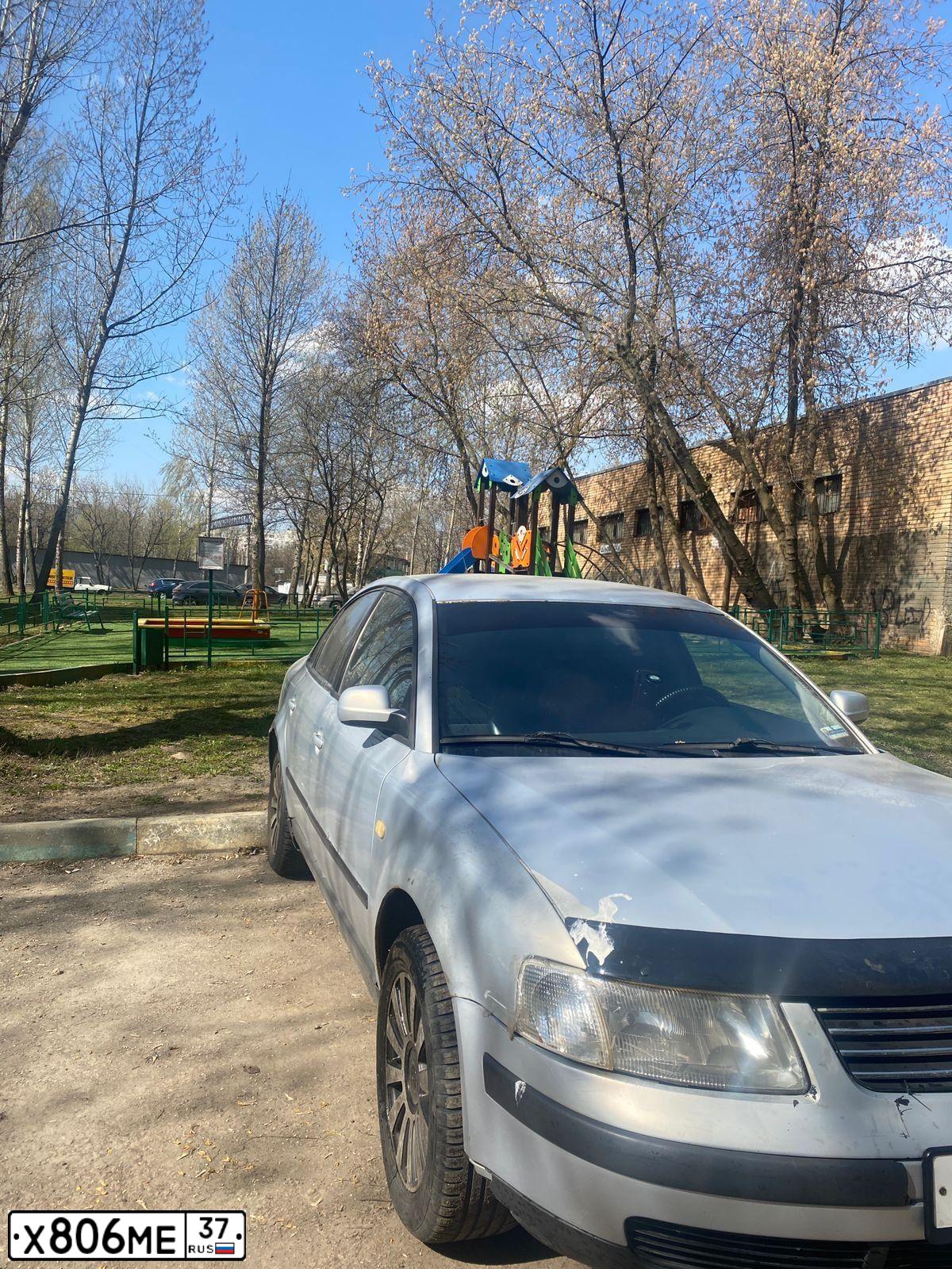 Фото автомобиля VOLKSWAGEN PASSAT, 1998 — госномер Р683АХ32. Цвет: Серебристый
