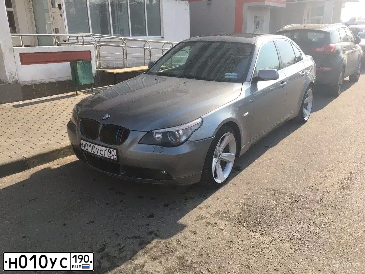 Фото автомобиля BMW SERIE 5, 2003 — госномер Н010УС190. Цвет: СЕРЫЙ