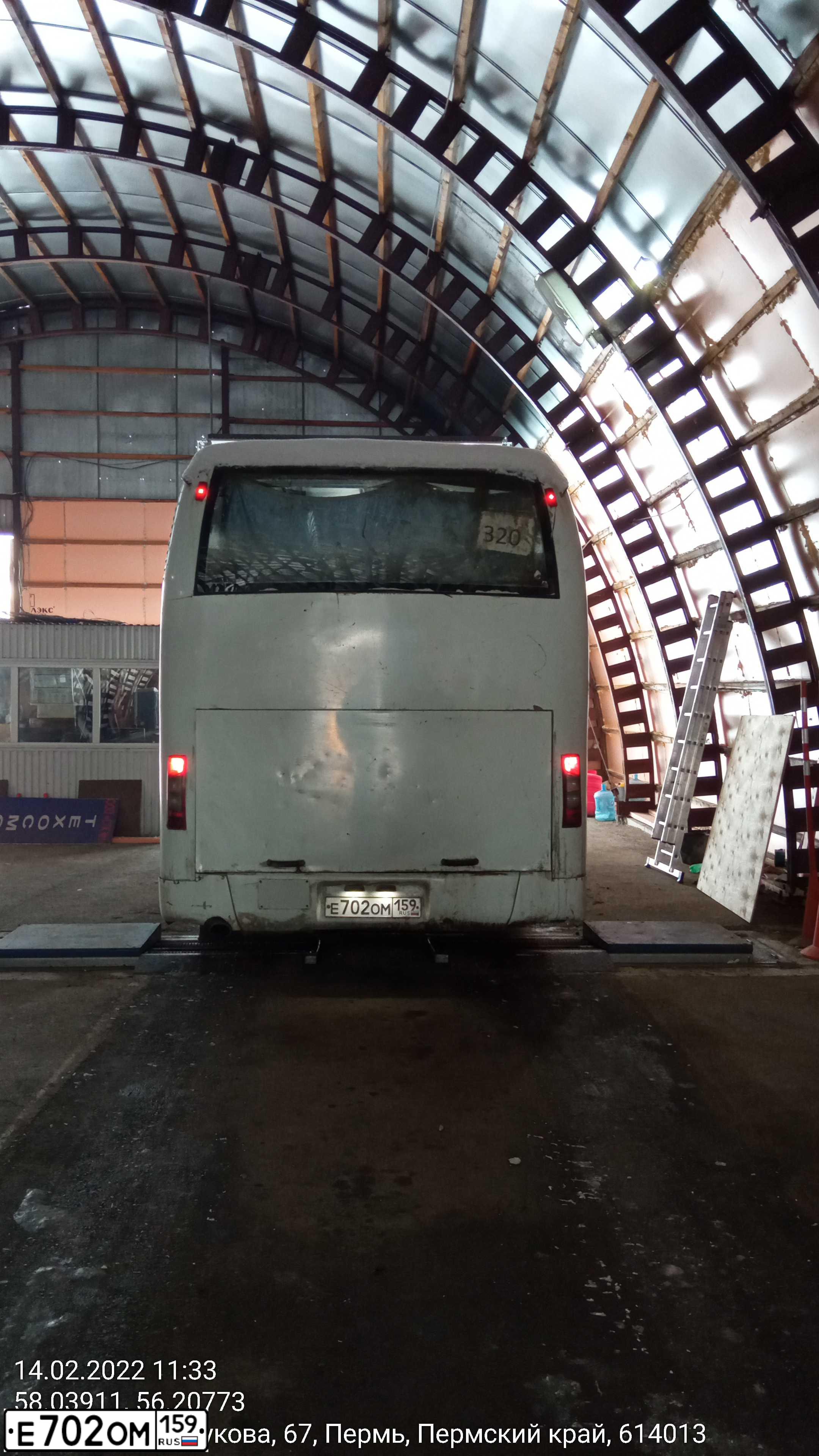 Фото автомобиля HIGER KLQ 6885, 2011 — госномер Е702ОМ159. Цвет: Белый