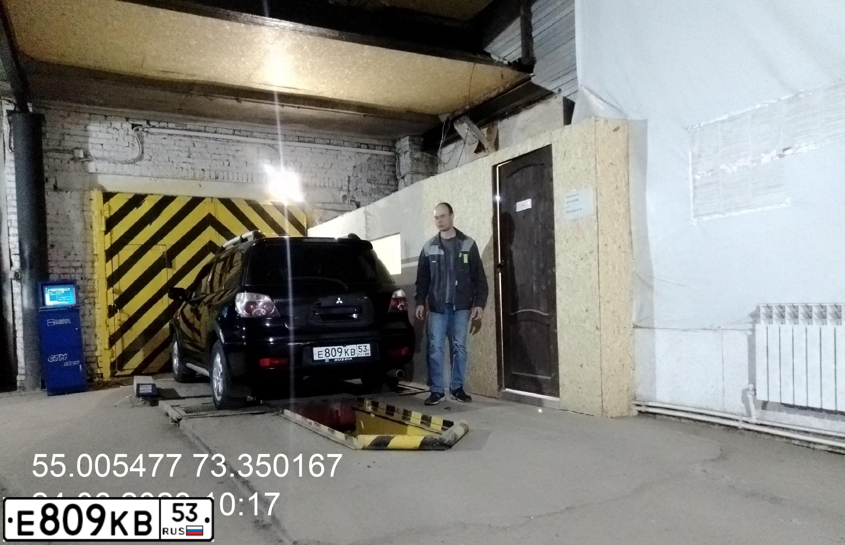 Фото автомобиля MITSUBISHI OUTLANDER, 2007 — госномер Е809КВ53. Цвет: ЧЕРНЫЙ