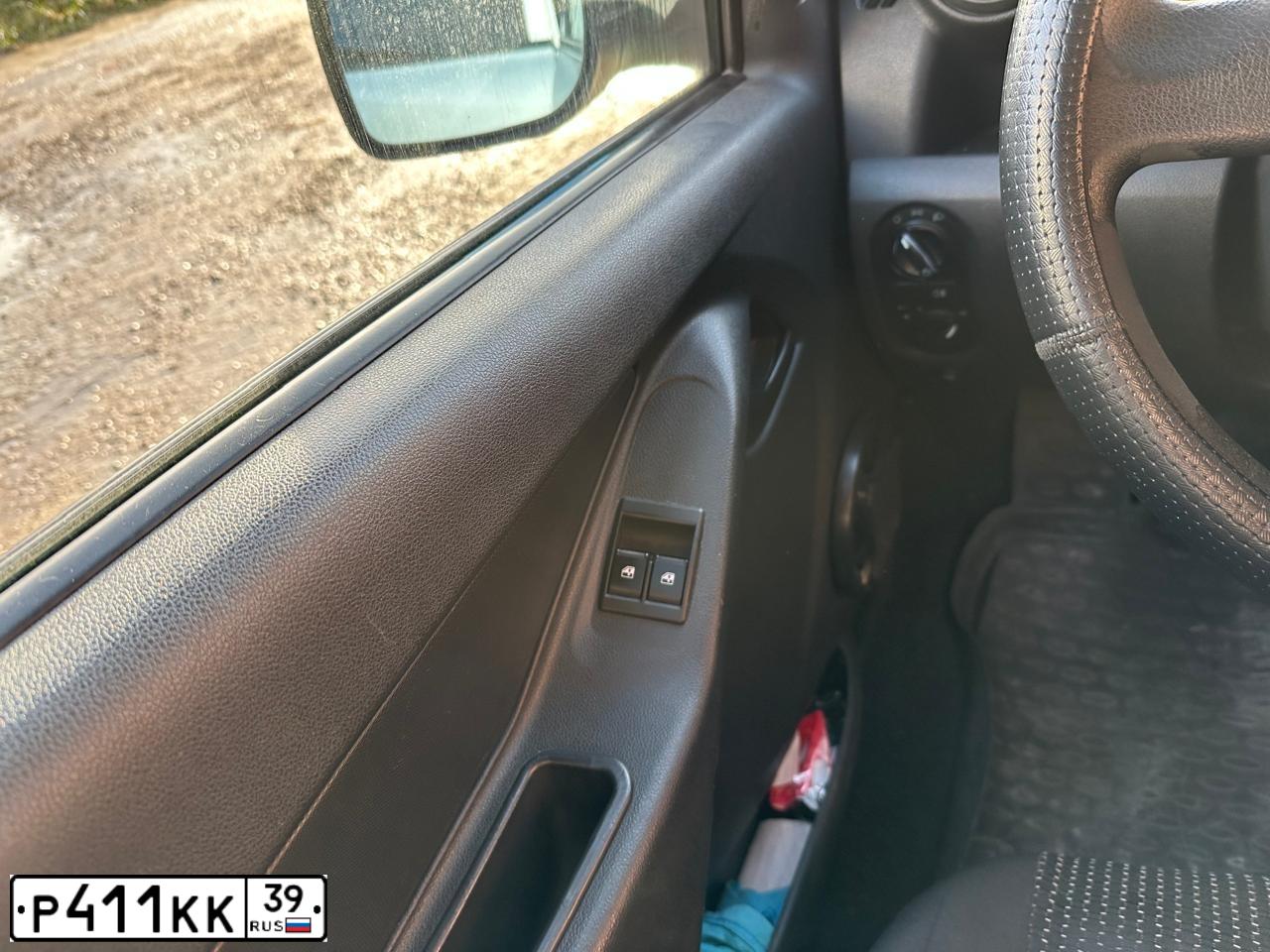 Фото автомобиля LADA 2190 GRANTA, 2012 — госномер Р411КК39. Цвет: Серебристый