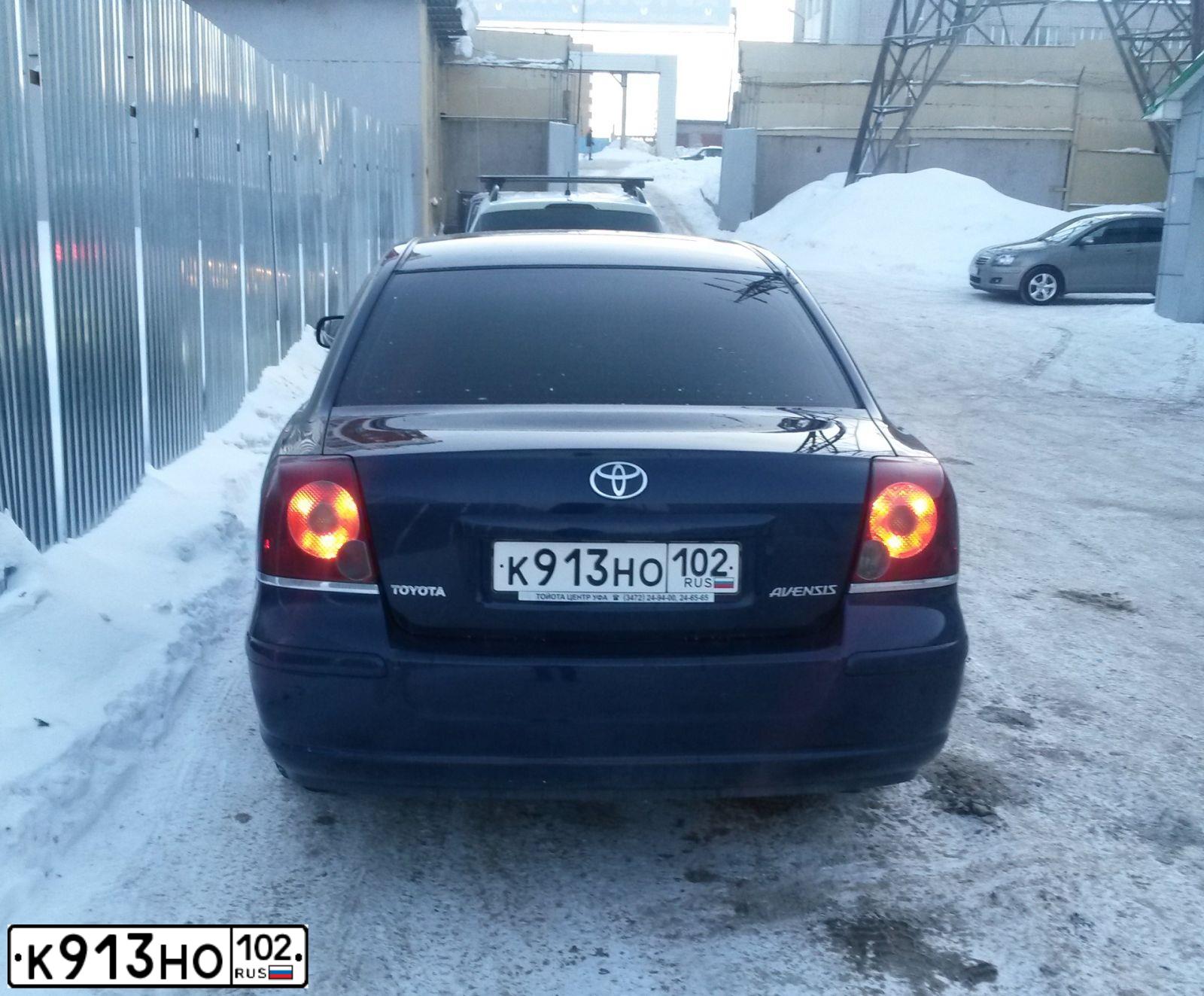 Фото автомобиля TOYOTA AVENSIS, 2006 — госномер А610ХА702. Цвет: Темно-синий