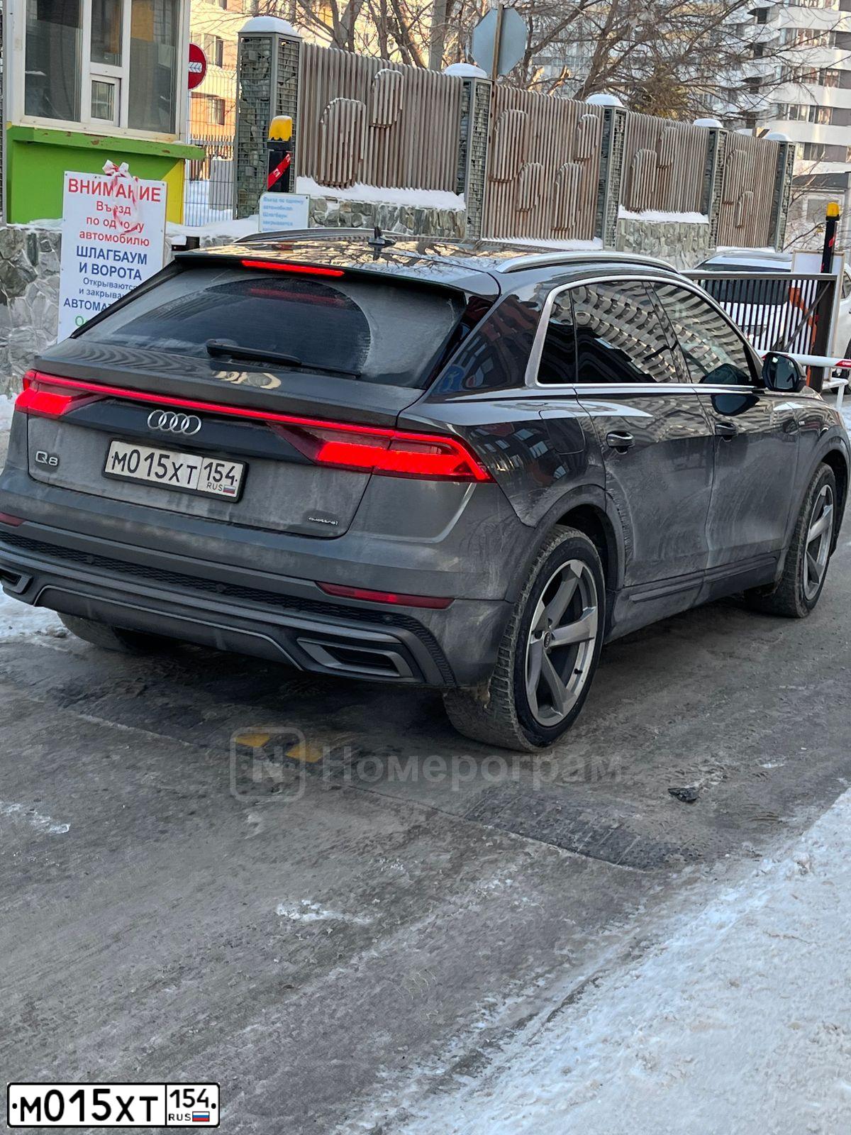 Фото автомобиля AUDI Q8, 2020 — госномер М015ХТ154. Цвет: СЕРЫЙ