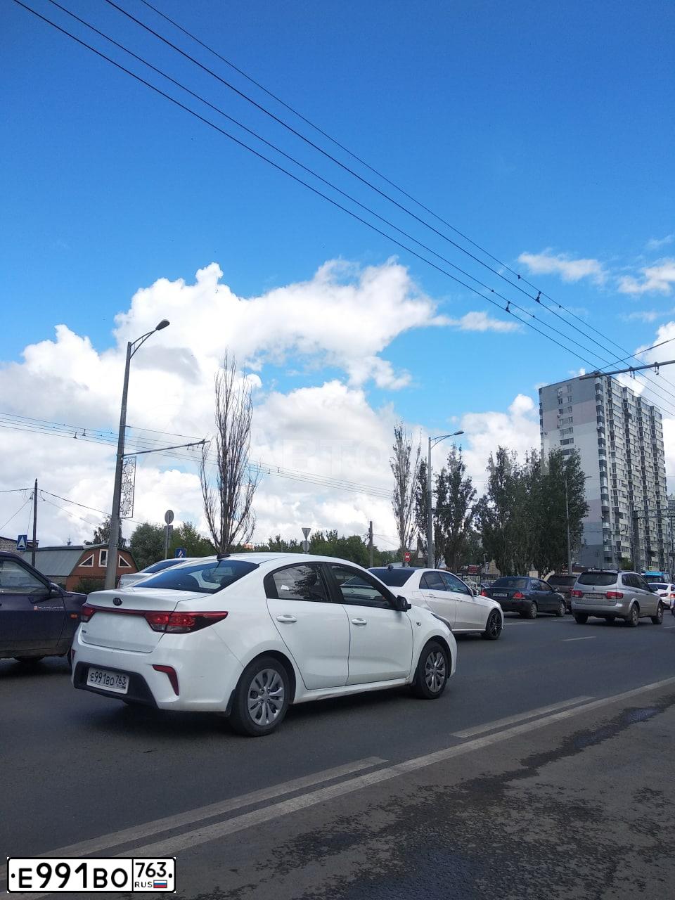 Фото автомобиля KIA RIO, 2019 — госномер Е991ВО763. Цвет: Белый