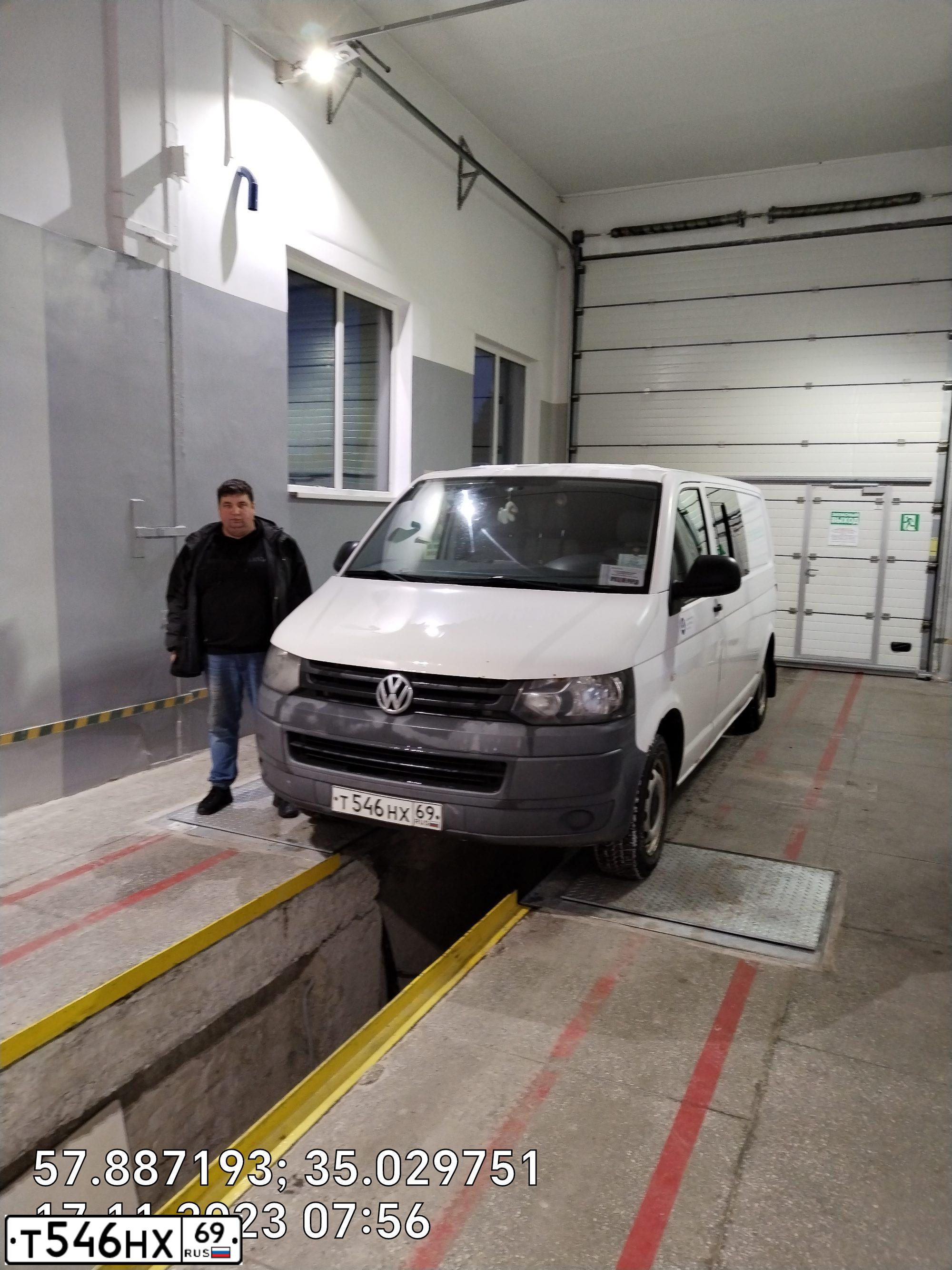 Фото автомобиля VOLKSWAGEN TRANSPORTER, 2010 — госномер О683КС190. Цвет: БЕЛЫЙ