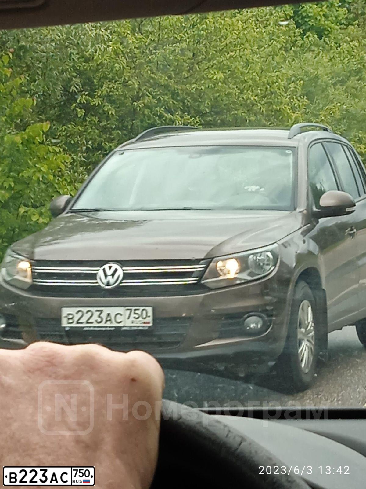 Фото автомобиля VOLKSWAGEN TIGUAN, 2015 — госномер В223АС750. Цвет: КОРИЧНЕВЫЙ