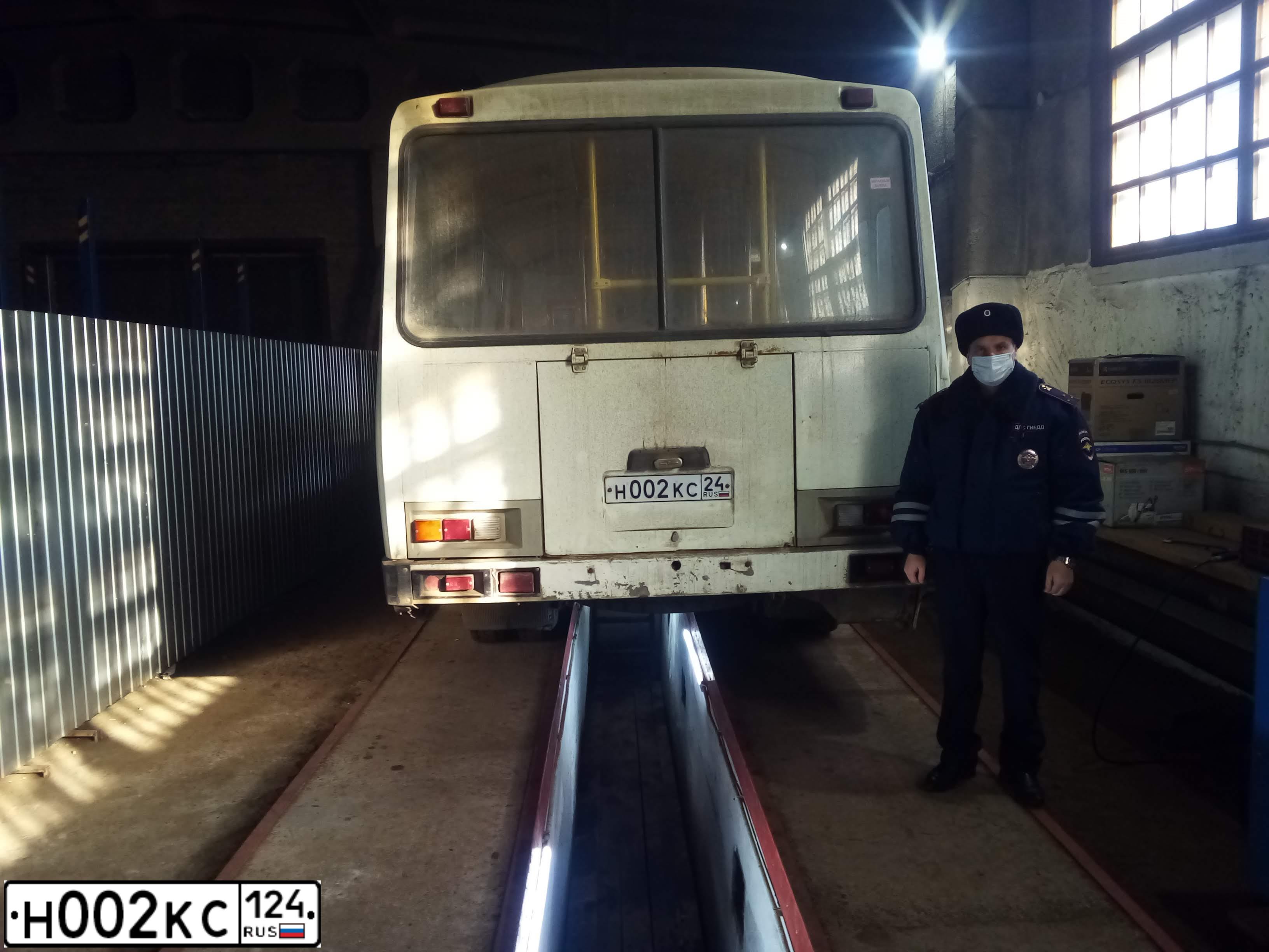 Фото автомобиля PAZ 3205, 2012 — госномер Н002КС124. Цвет: Белый