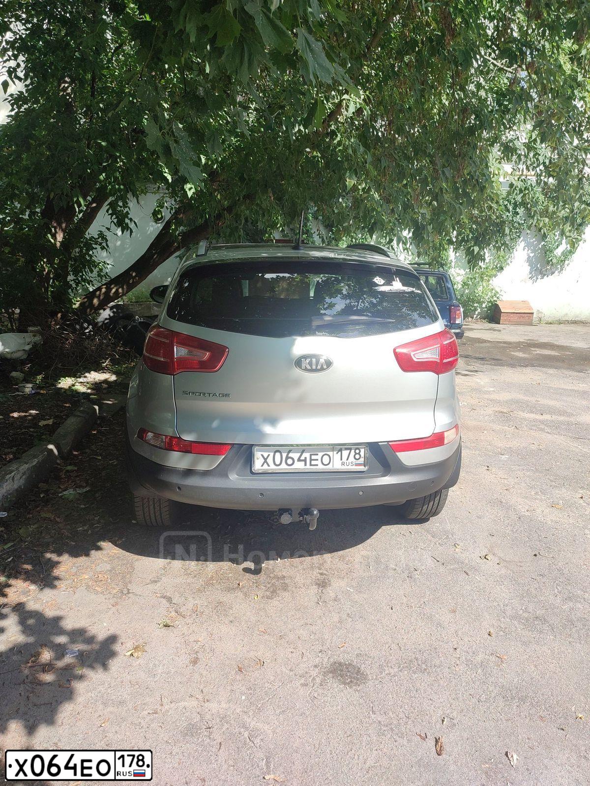 Фото автомобиля KIA SPORTAGE, 2013 — госномер Х064ЕО178. Цвет: ПЕРЛАМУТРОВО-СЕРЕБРИСТЫЙ