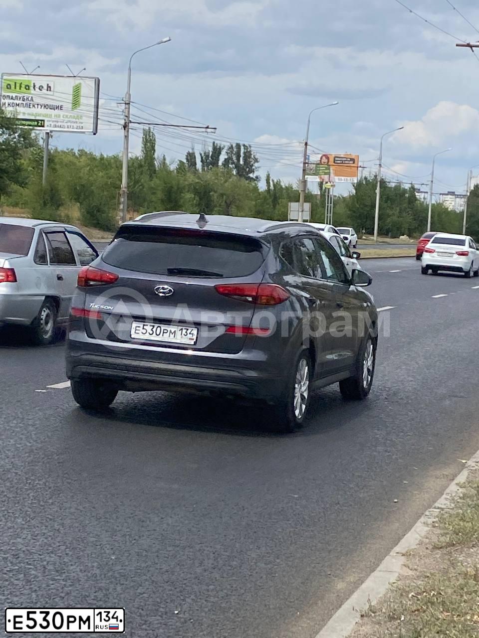 Фото автомобиля HYUNDAI TUCSON, 2018 — госномер Е530РМ134. Цвет: Серый