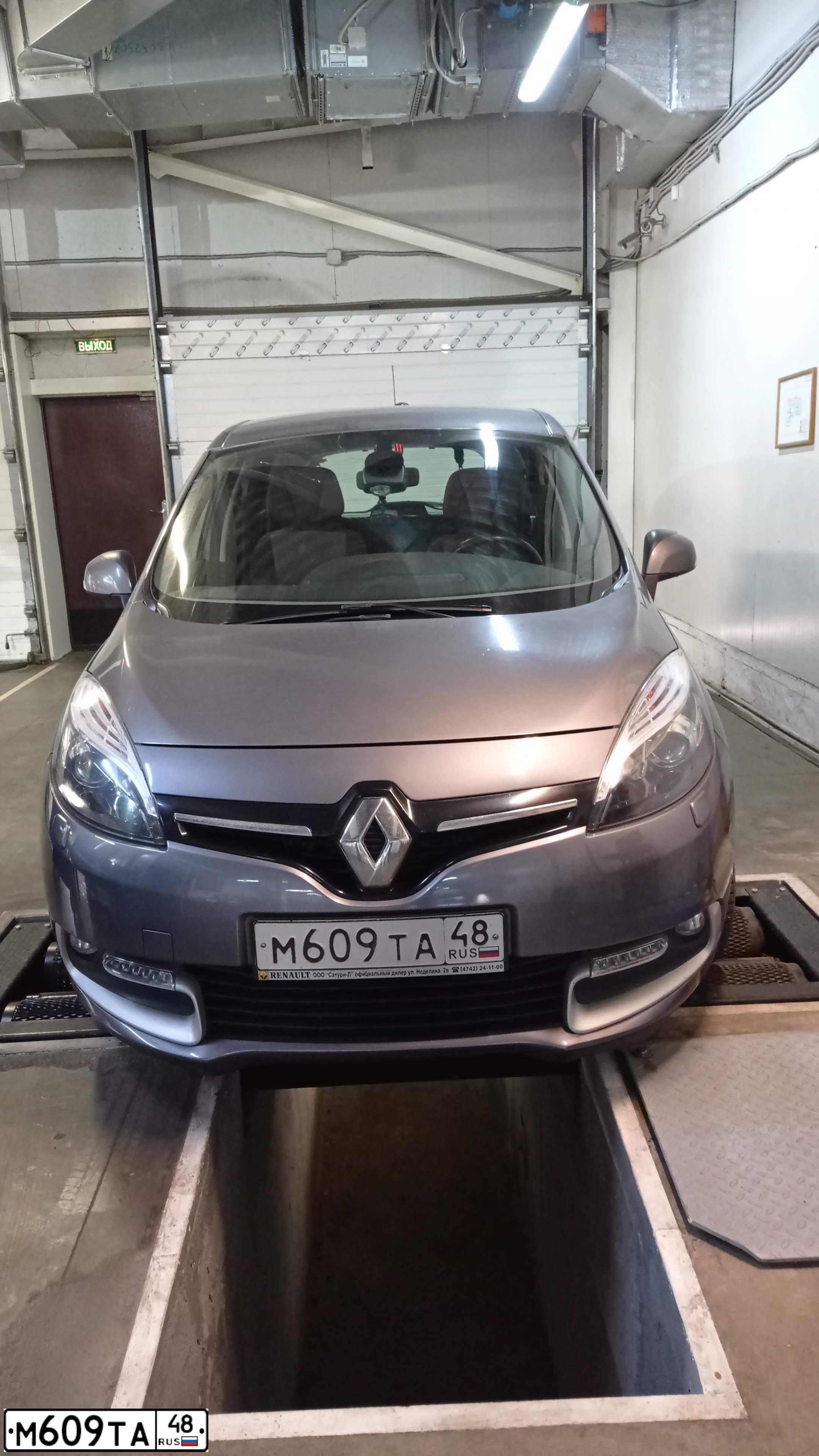 Фото автомобиля RENAULT MEGANE /GRAND/ SCENIC, 2014 — госномер М609ТА48. Цвет: ТЕМНО-СЕРЫЙ