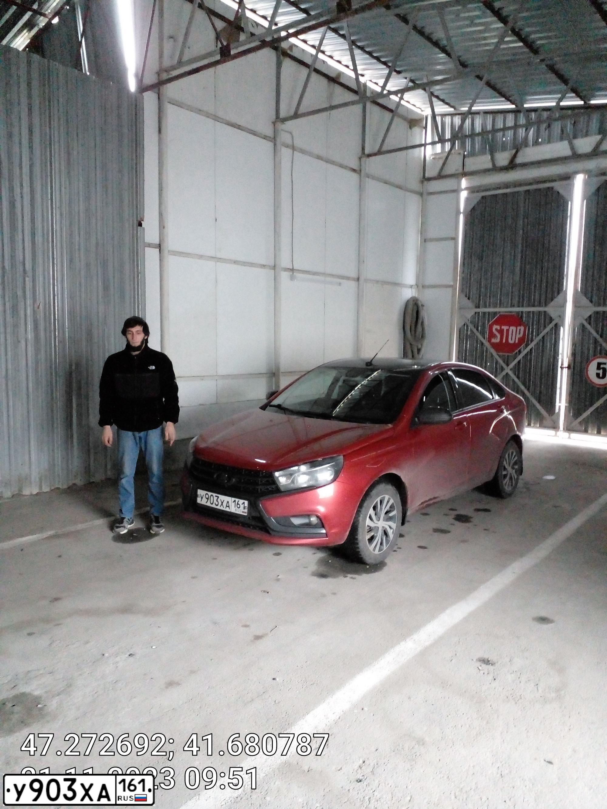 Фото автомобиля LADA VESTA, 2016 — госномер Р040ХК159. Цвет: КОМБИН: КРАСНЫЙ, ЧЕРНЫЙ