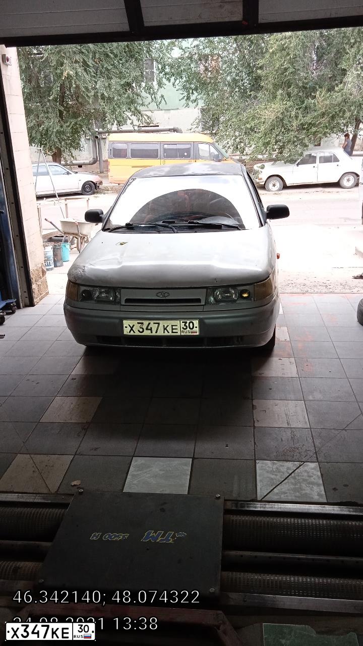 Фото автомобиля LADA 2110, 2005 — госномер Х347КЕ30. Цвет: СВЕТЛО-СЕРЕБРИСТЫЙ МЕТАЛЛИК