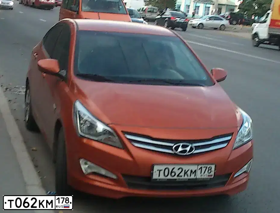 Фото автомобиля HYUNDAI SOLARIS, 2015 — госномер Т062КМ178. Цвет: ОРАНЖЕВЫЙ