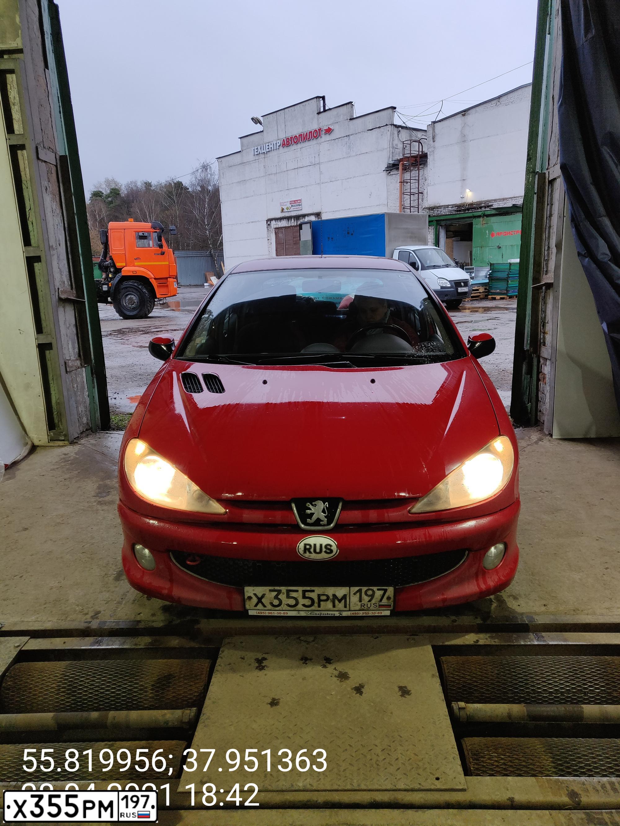 Фото автомобиля PEUGEOT 206, 2006 — госномер Е457АО164. Цвет: КРАСНЫЙ