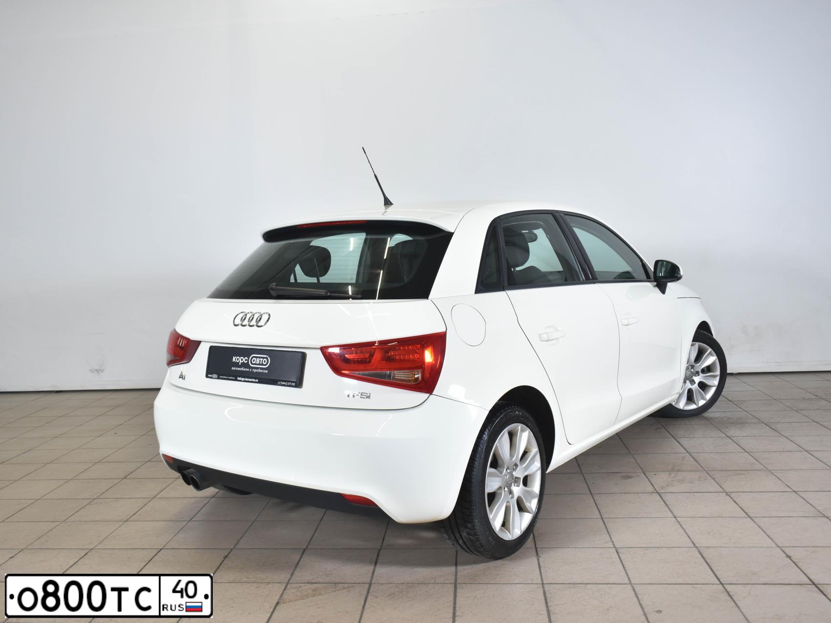 Фото автомобиля AUDI A1 SPORTBACK, 2013 — госномер О800ТС40. Цвет: БЕЛЫЙ