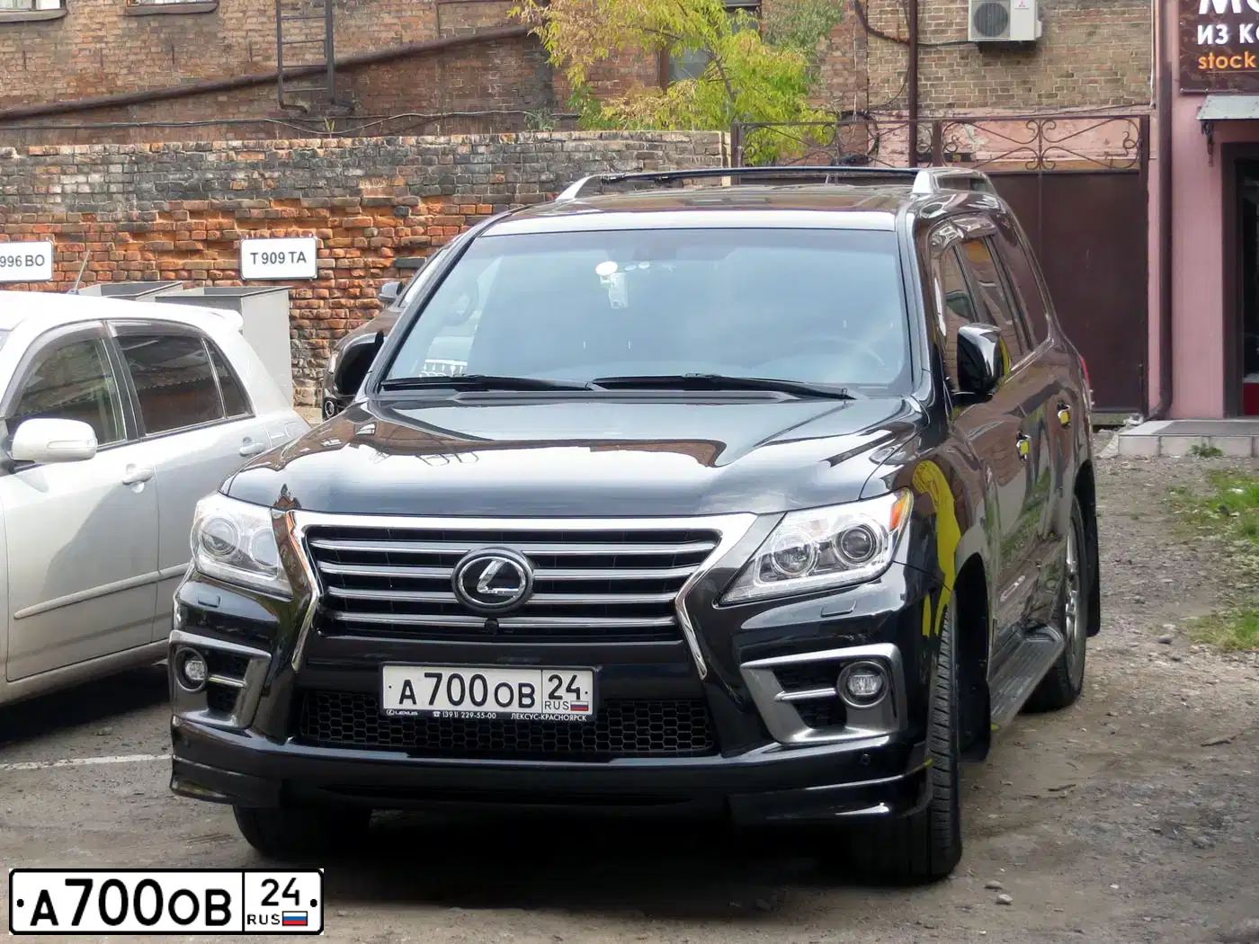 Фото автомобиля LEXUS LX, 2014 — госномер А700ОВ24. Цвет: ЧЕРНЫЙ