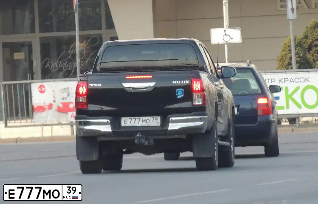Фото автомобиля TOYOTA HILUX, 2015 — госномер Е777МО39. Цвет: ЧЕРНЫЙ