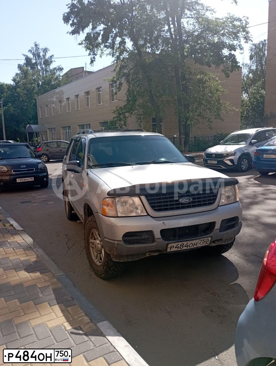 Фото автомобиля FORD EXPLORER, 2001 — госномер Р484ОН750. Цвет: Серебристый