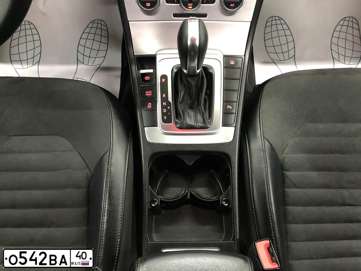 Фото автомобиля VOLKSWAGEN PASSAT, 2012 — госномер М071СО178. Цвет: ЧЕРНЫЙ