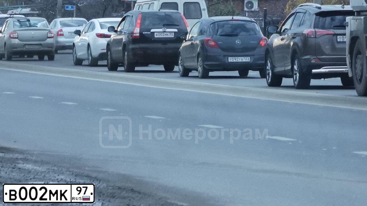 Фото автомобиля MERCEDES E-KLASSE, 2000 — госномер А374АА77. Цвет: ЧЕРНЫЙ