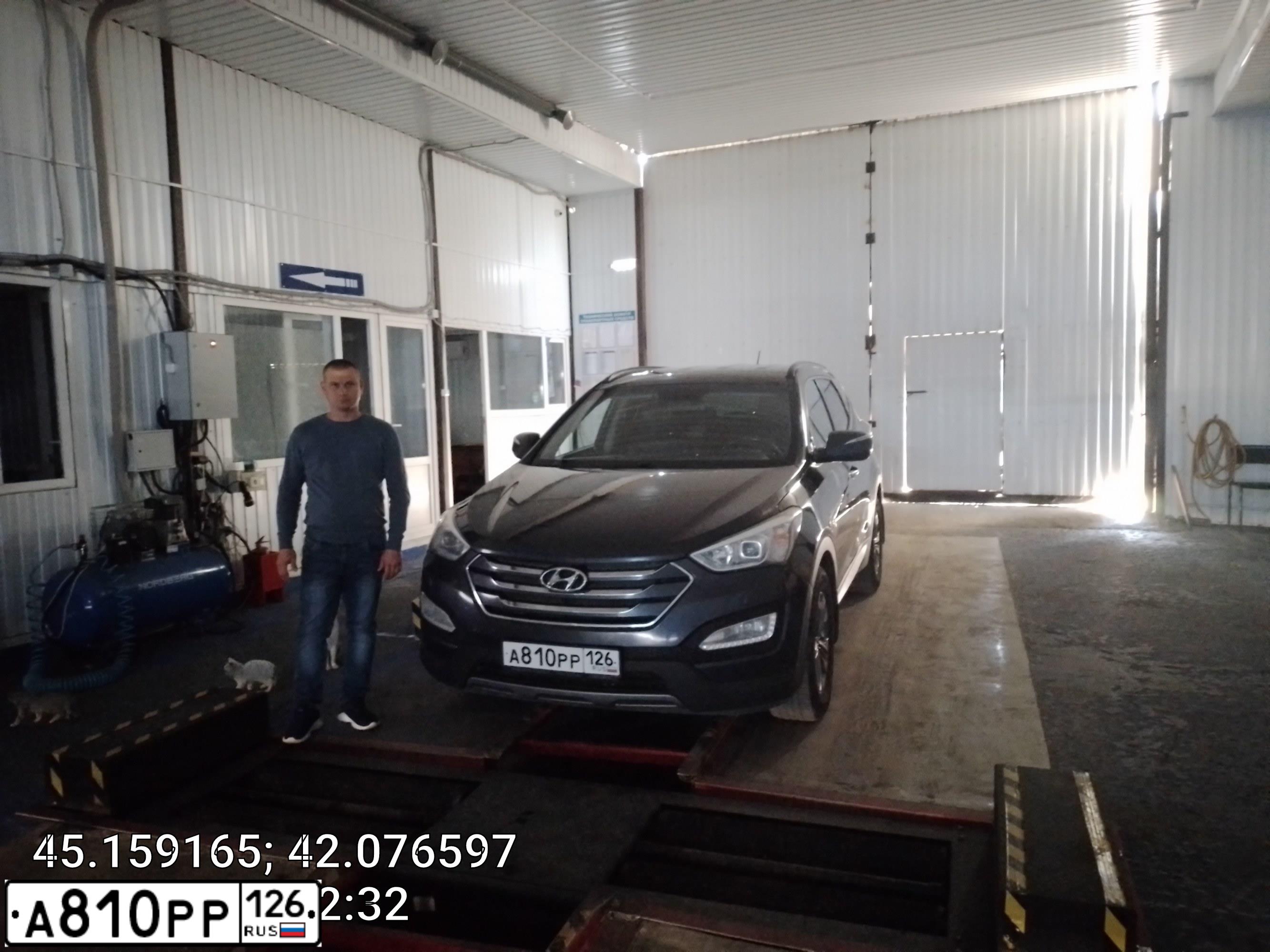 Фото автомобиля HYUNDAI SANTA FE, 2013 — госномер А810РР126. Цвет: ТЕМНО-СИНИЙ