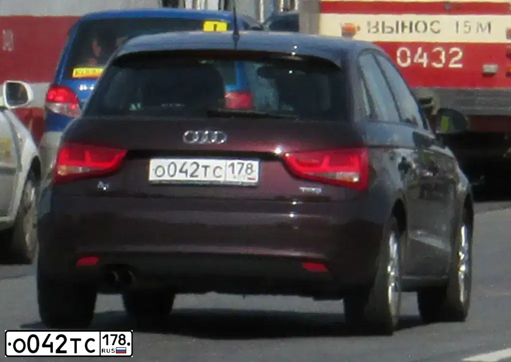 Фото автомобиля AUDI A1 SPORTBACK, 2013 — госномер О077СК48. Цвет: БОРДОВЫЙ