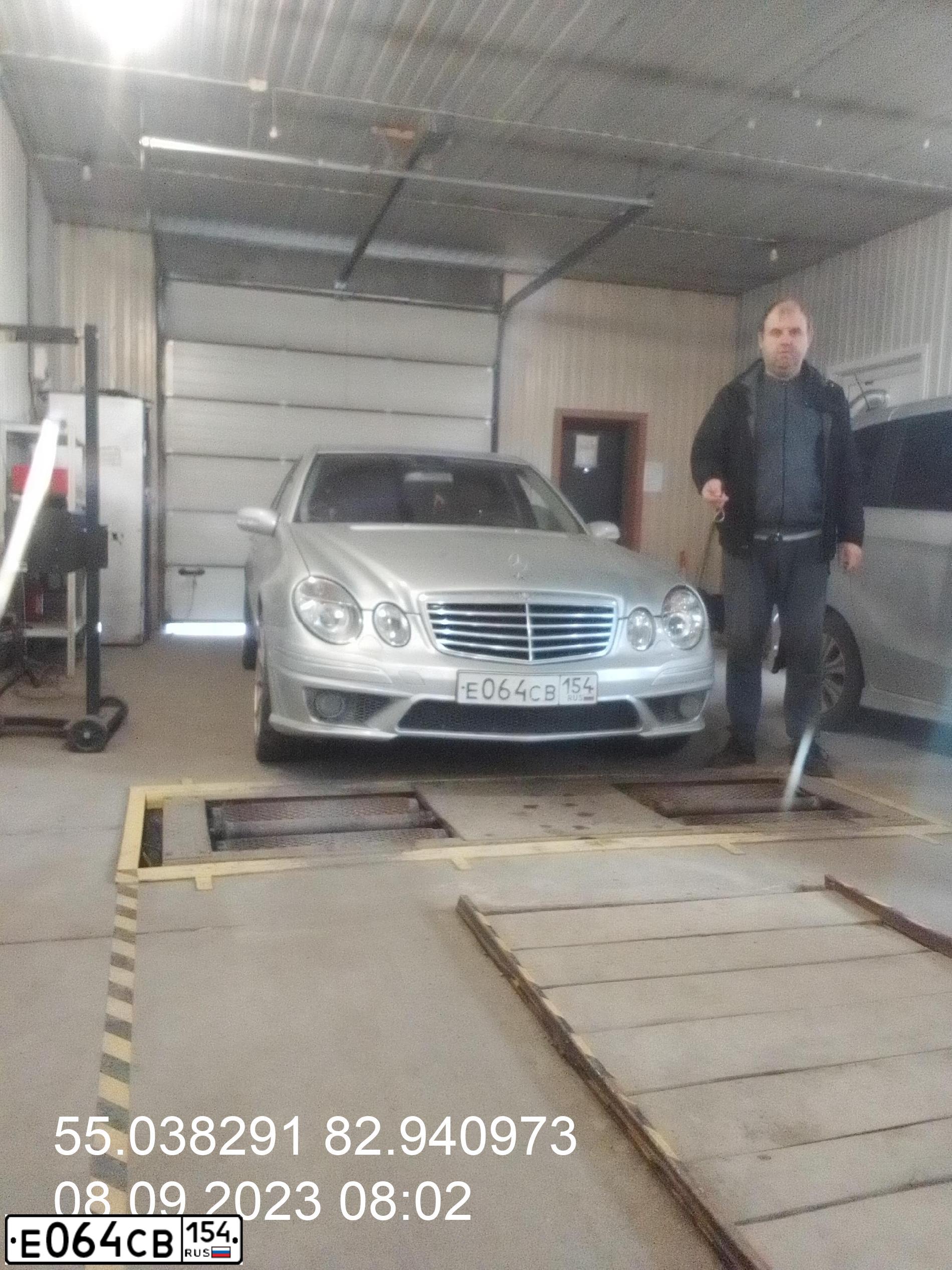 Фото автомобиля MERCEDES E-KLASSE, 2002 — госномер Х003ОО54. Цвет: Серебристый