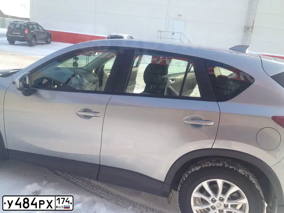 Фото автомобиля MAZDA CX-5, 2013 — госномер У484РХ174. Цвет: Серебристый