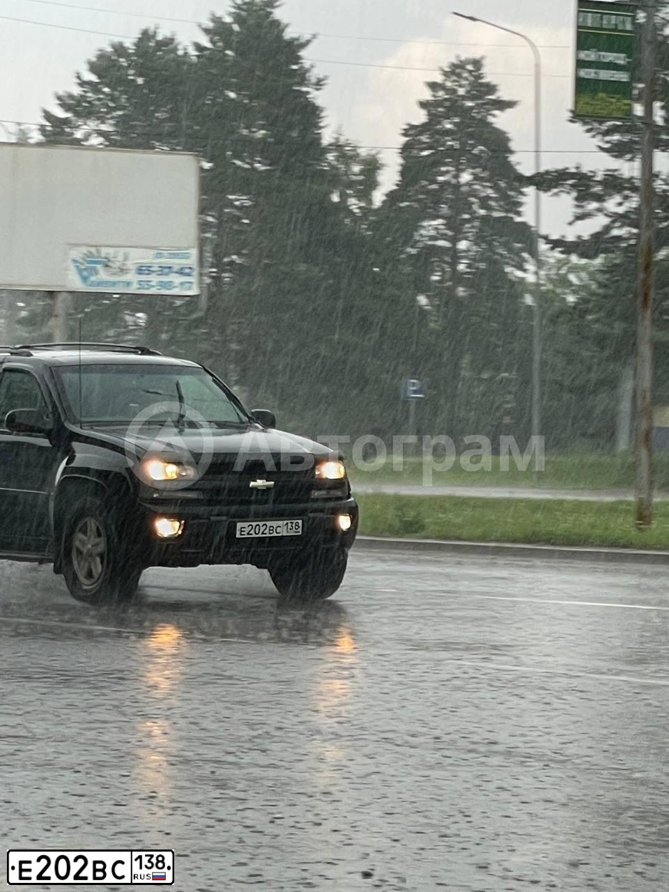 Фото автомобиля CHEVROLET TRAILBLAZER, 2005 — госномер Е202ВС138. Цвет: ЧЕРНЫЙ