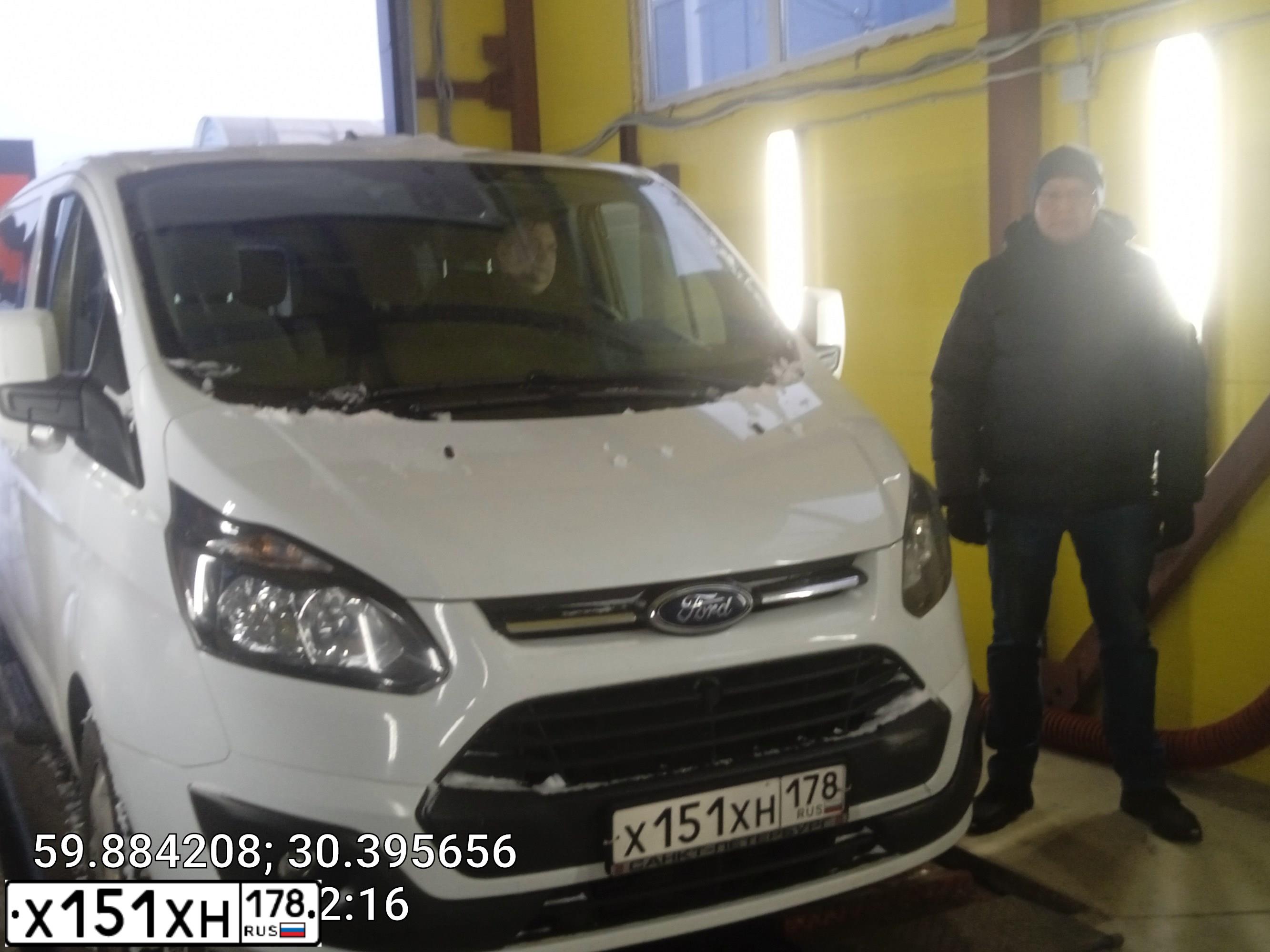 Фото автомобиля FORD TOURNEO CONNECT, 2017 — госномер О899УЕ29. Цвет: Белый