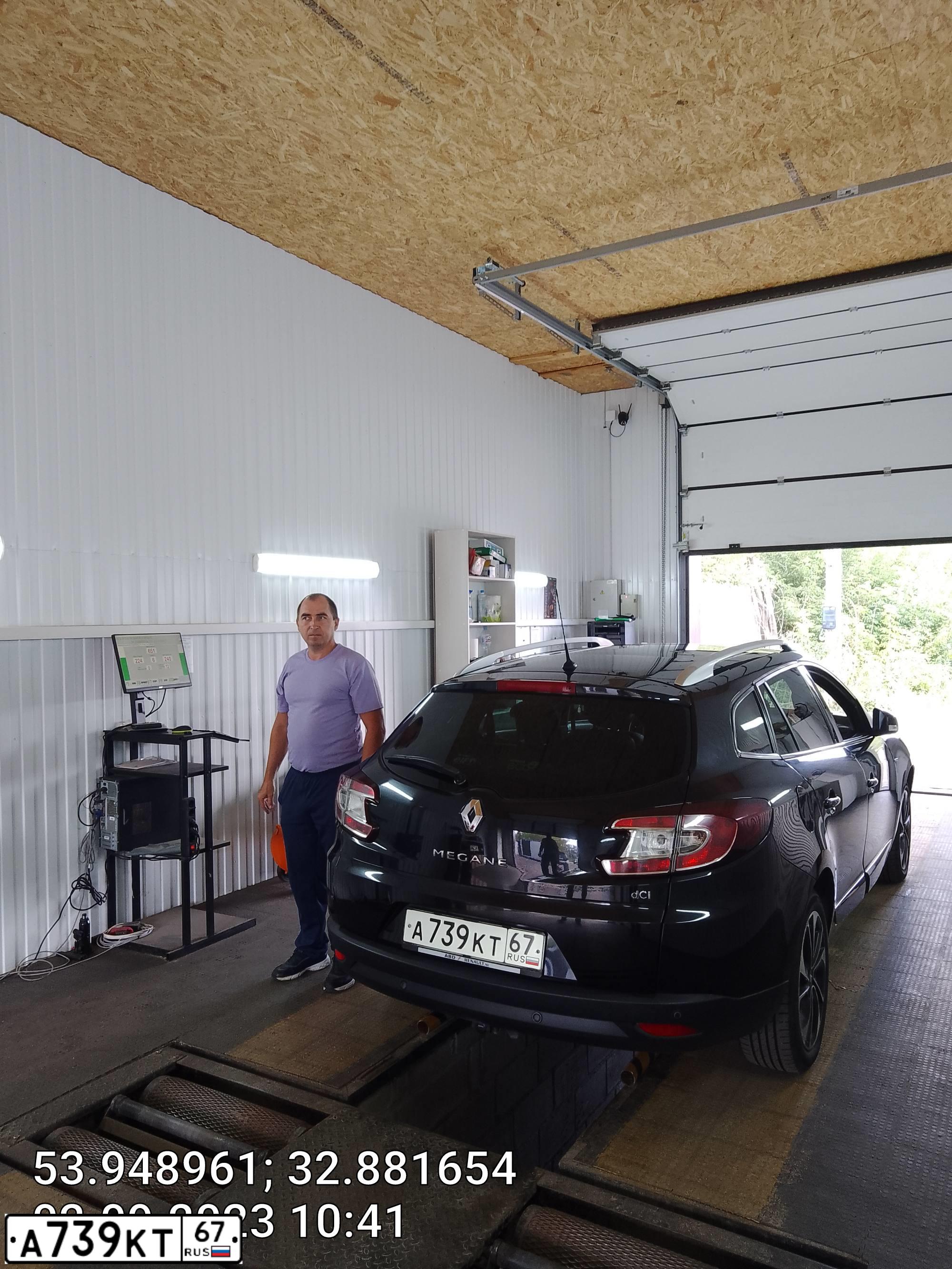 Фото автомобиля RENAULT MEGANE GRAND SCENIC, 2015 — госномер Р198КА977