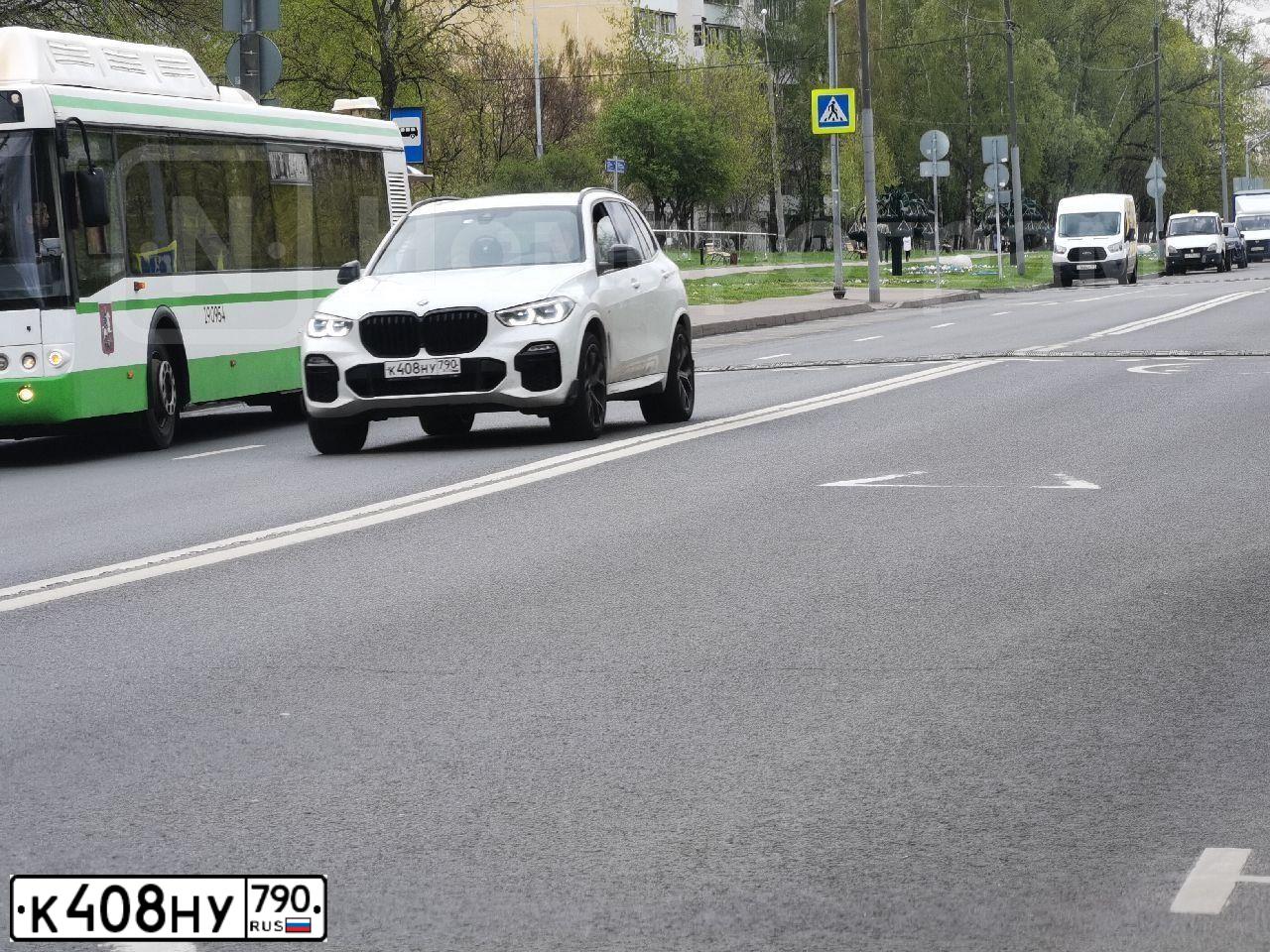 Фото автомобиля BMW X5 XDRIVE40D, 2021 — госномер К408НУ790. Цвет: Белый