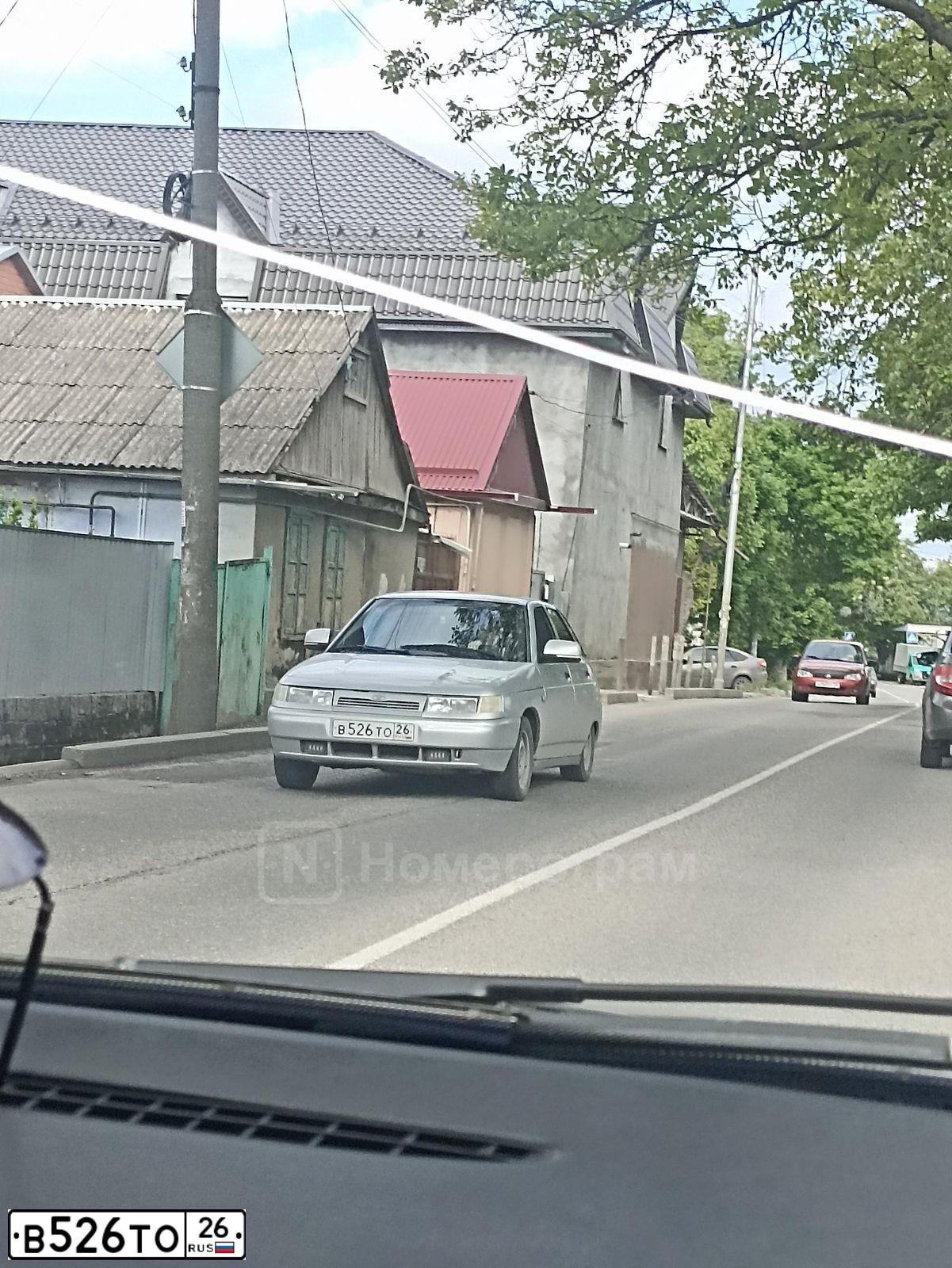 Фото автомобиля LADA 2112, 2006 — госномер В526ТО26. Цвет: СВЕТЛО СЕРЕБРИСТЫЙ МЕТАЛЛ