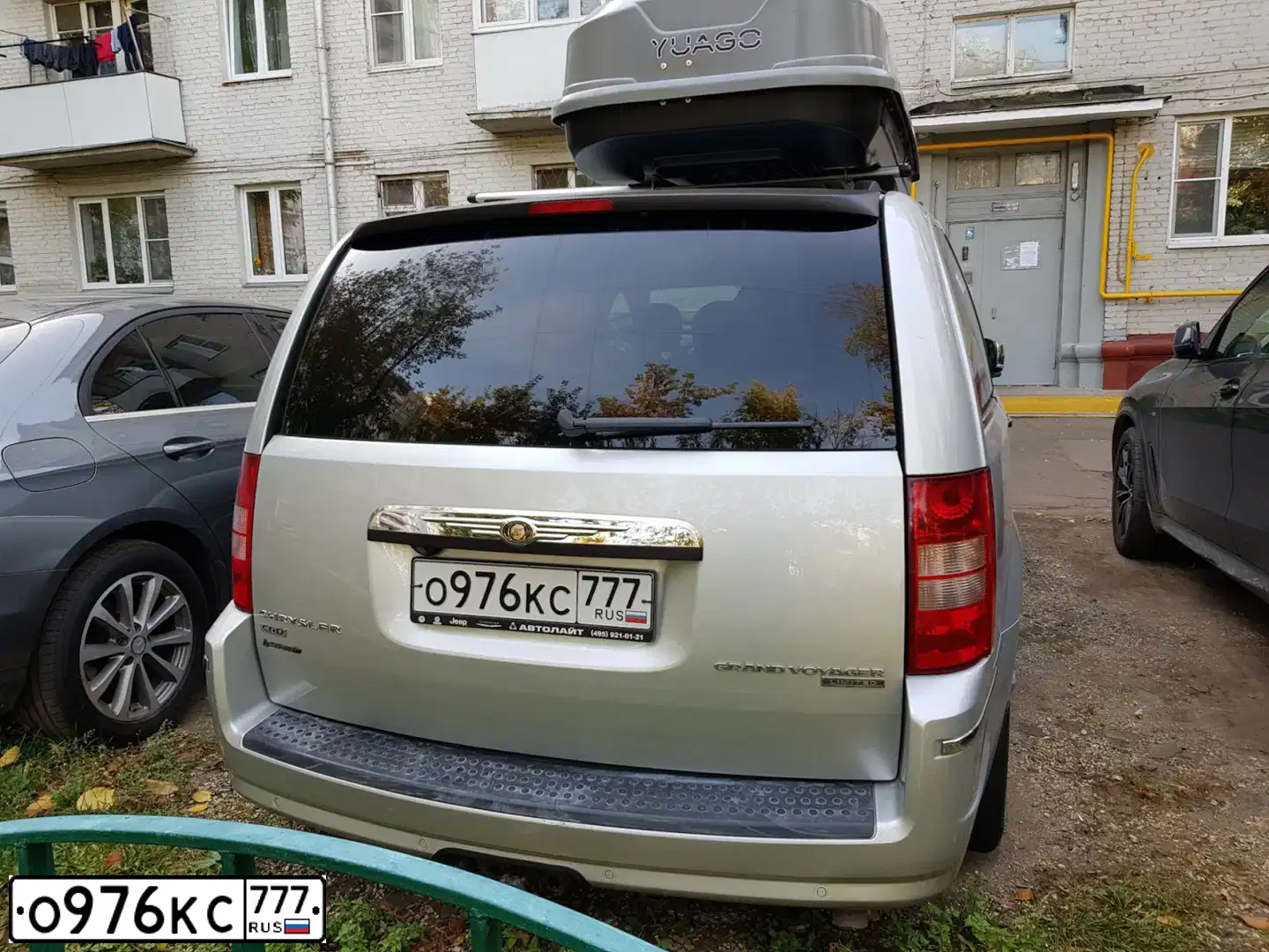 Фото автомобиля CHRYSLER GRAND VOYAGER, 2008 — госномер О976КС777. Цвет: СЕРЕБРИСТЫЙ