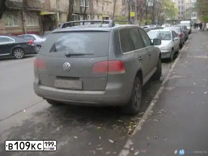 Фото автомобиля VOLKSWAGEN TOUAREG, 2004 — госномер В109КС199. Цвет: СЕРО-ГОЛУБОЙ