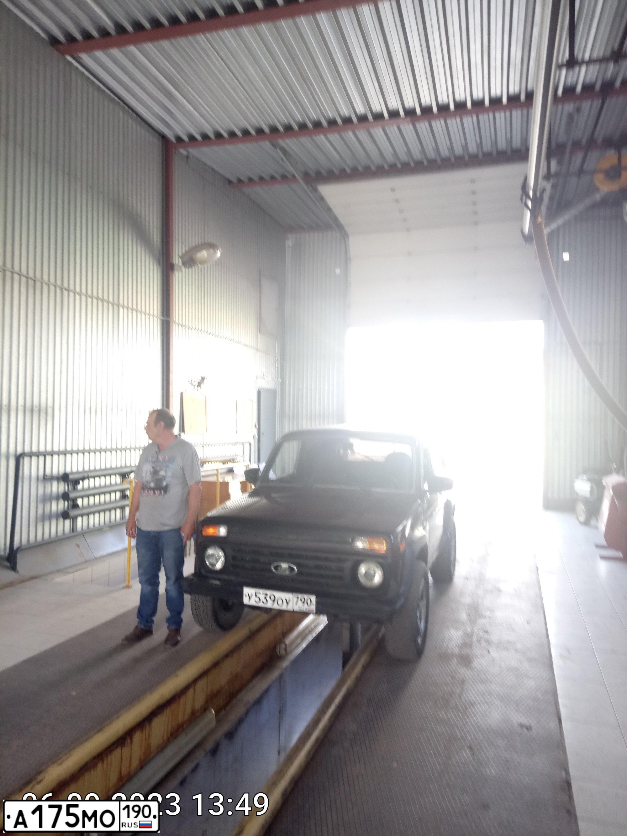 Фото автомобиля LADA 2121 NIVA, 2012 — госномер А175МО190. Цвет: ТЕМНО-ВИШНЕВЫЙ