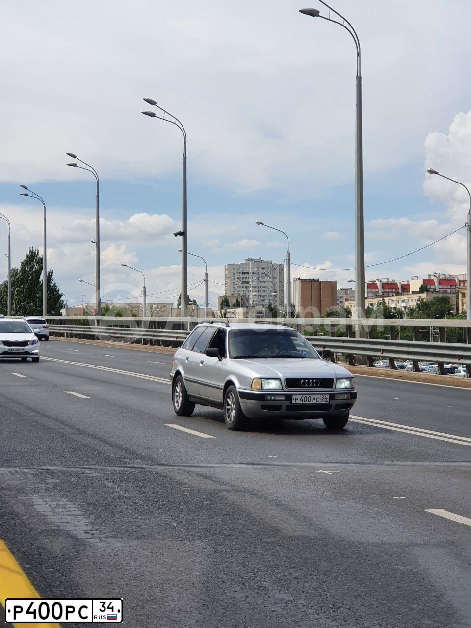 Фото автомобиля AUDI 80, 1991 — госномер Р400РС34. Цвет: БЕЛО СЕРЕБРИСТЫЙ