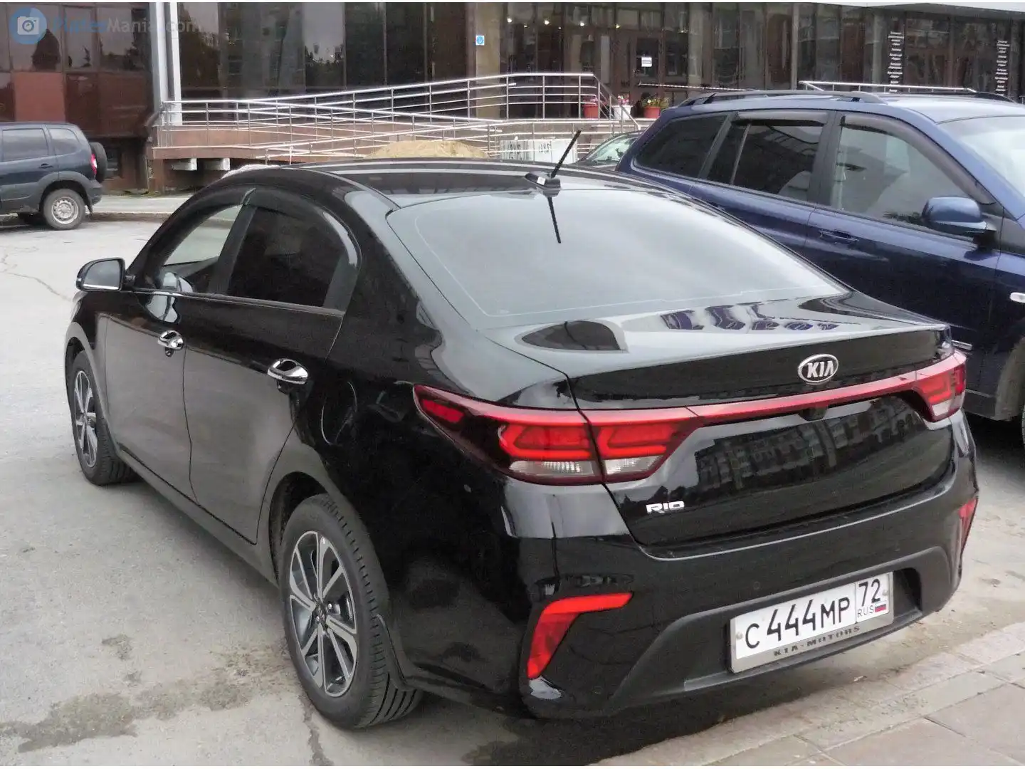 Фото автомобиля KIA RIO, 2018 — госномер С444МР72. Цвет: ЧЕРНЫЙ