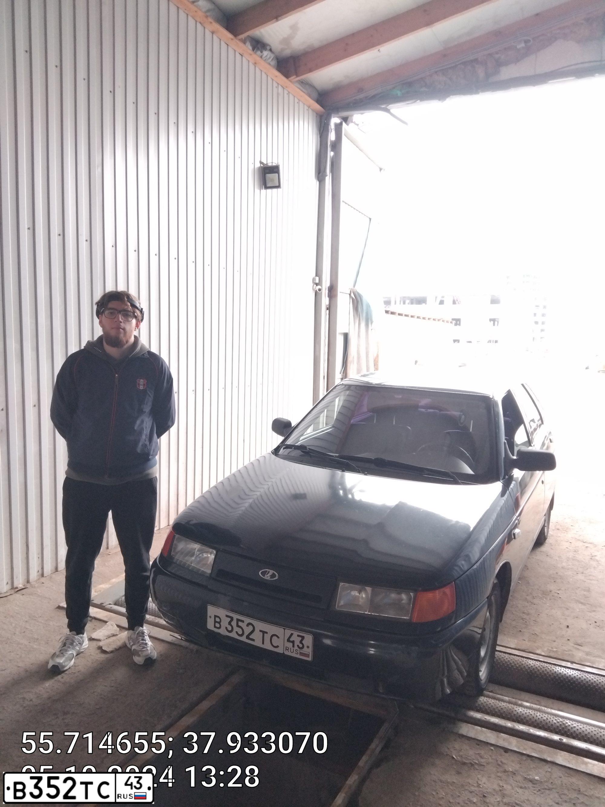Фото автомобиля LADA 2112 LADA, 2005 — госномер В352ТС43. Цвет: серебристо темно серый