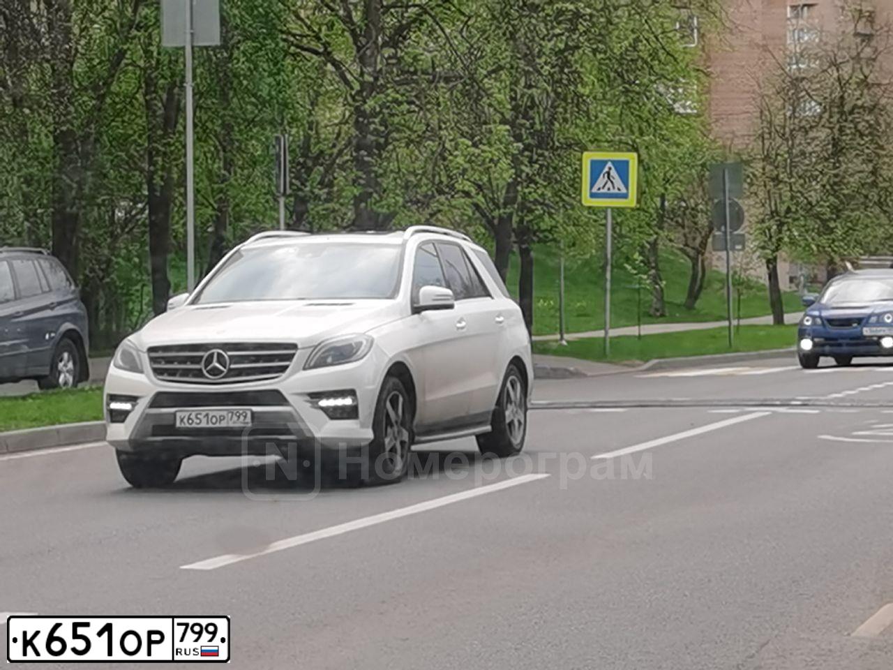 Фото автомобиля MERCEDES M-KLASSE, 2012 — госномер К651ОР799. Цвет: Белый
