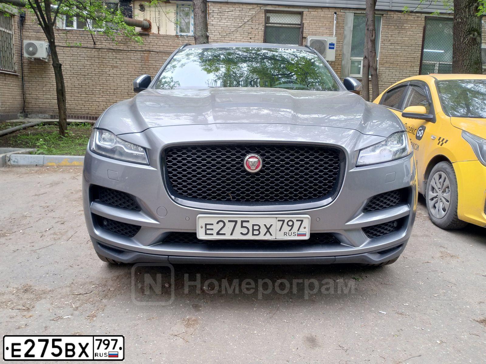Фото автомобиля JAGUAR F-PACE, 2020 — госномер Е275ВХ797. Цвет: СЕРЫЙ